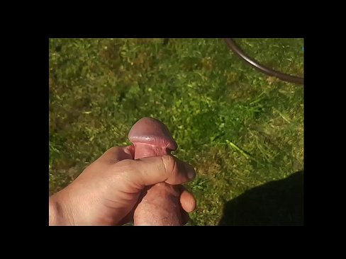 ❤️ Hot Hottie bekommt ihre rosa Pussy gefickt und spritzt in einem Sommergarten ab ️❌ Quality porn bei uns ❌❤